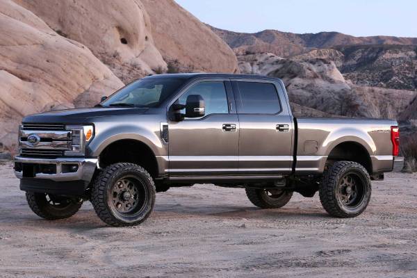 Fabtech - Fabtech Suspension Lift Kit 4" BUDGET SYS W/PERF SHKS 17-21 FORD F250/F350 4WD - K2213